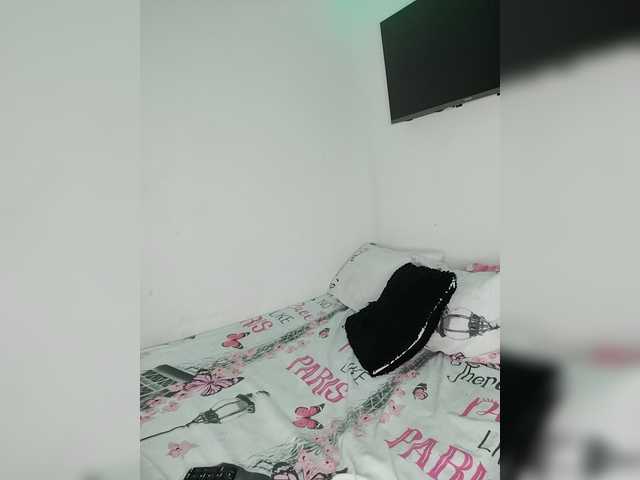Kyra-1-1 live cam on 