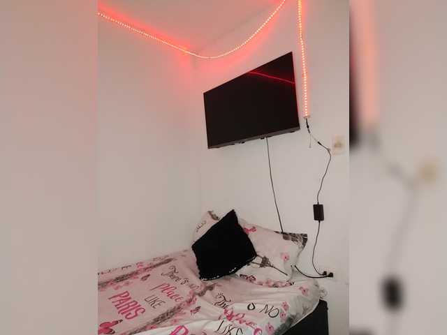 Kyra-1-1 live webcam show