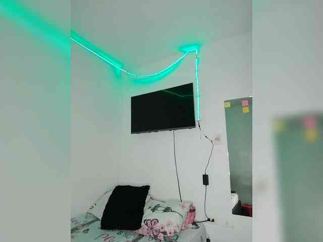 kyra-1-1's live room