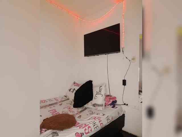 kyra-1-1's live room