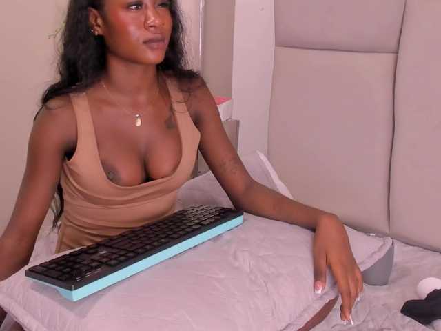 Isabella-22 live cam on BongaCams