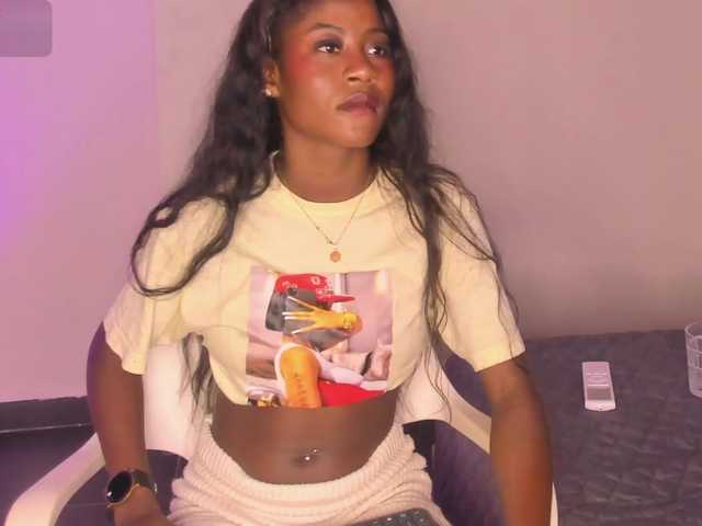 Isabella-22 live cam on BongaCams