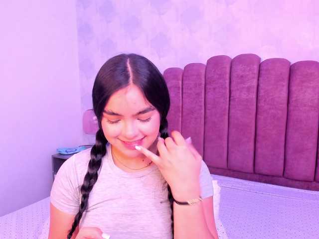 Kimmie-Bloomie live cam on BongaCams
