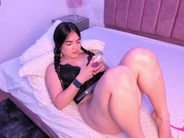 Kimmie-Bloomie live cam on BongaCams