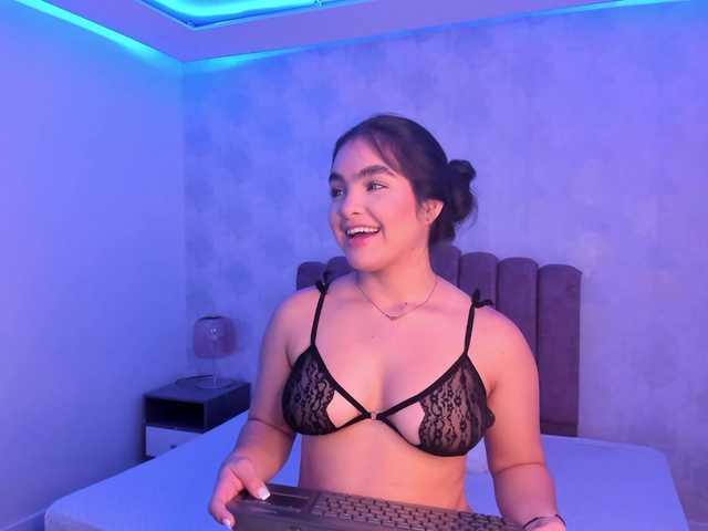 Kimmie-Bloomie live cam on BongaCams