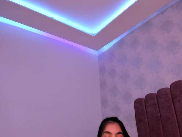 Kimmie-Bloomie live cam on BongaCams