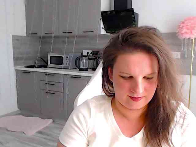 MilaLluna webcam