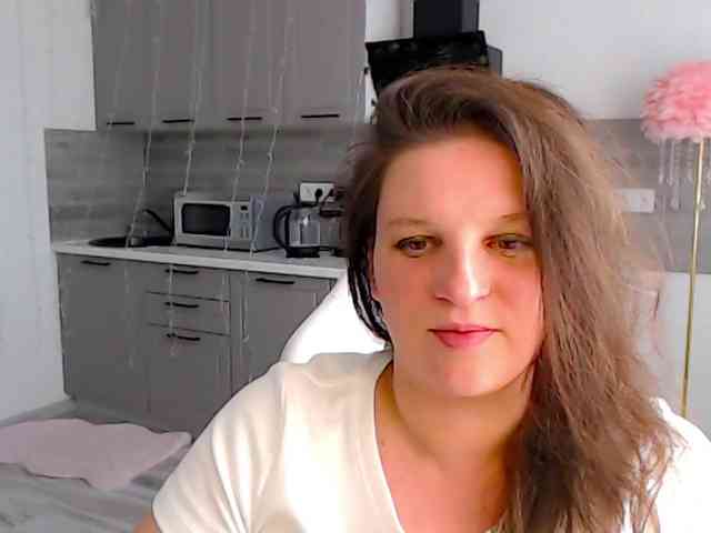 MilaLluna webcam