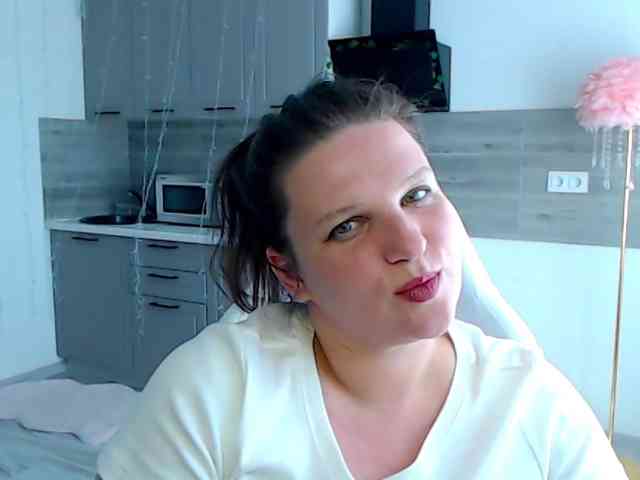 MilaLluna webcam