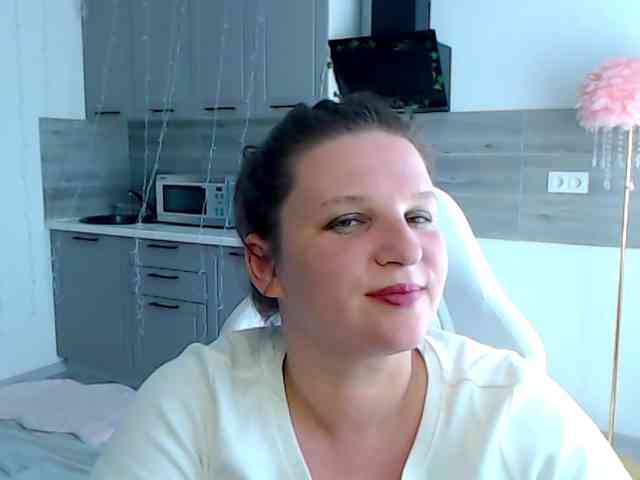 MilaLluna webcam