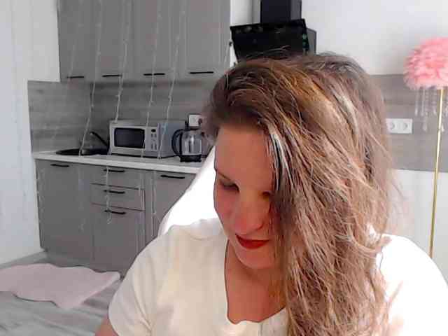 MilaLluna webcam