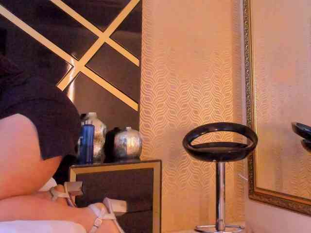 CurvyEmma webcam