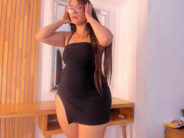 CurvyEmma webcam