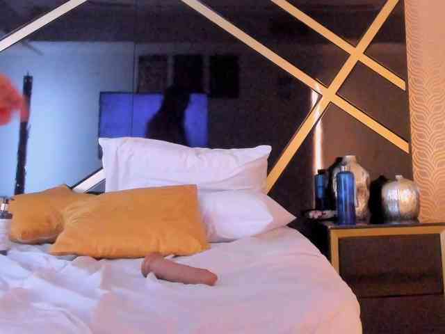CurvyEmma webcam