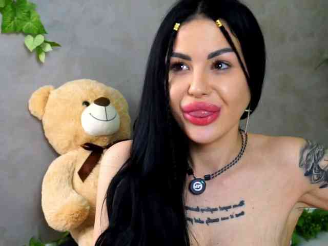 NaomyFlame webcam