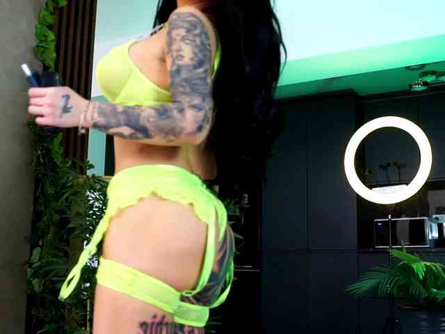Model: NaomyFlame