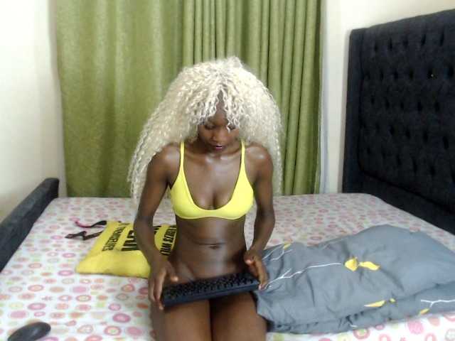Kiara-Mia live cam on BongaCams