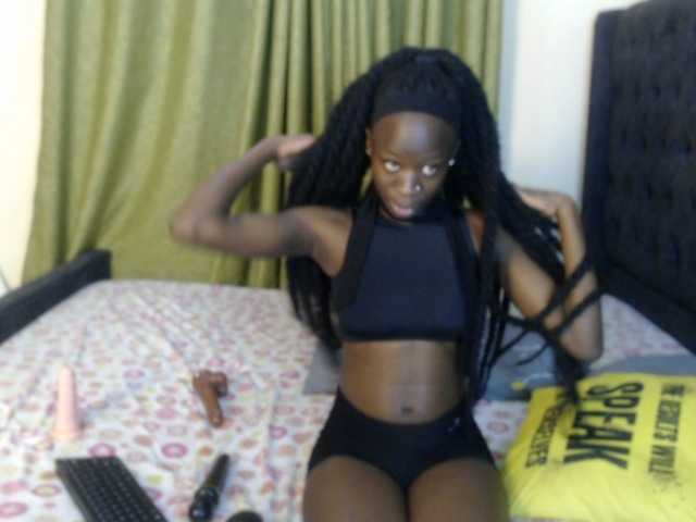 Kiara-Mia live cam on BongaCams