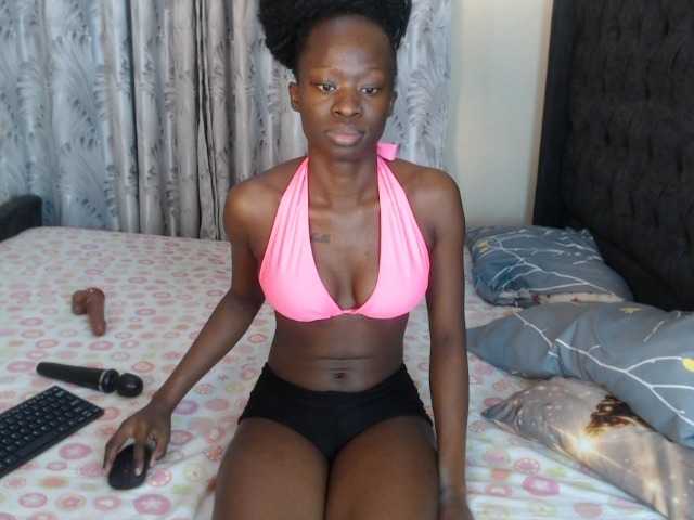 Kiara-Mia live cam on BongaCams