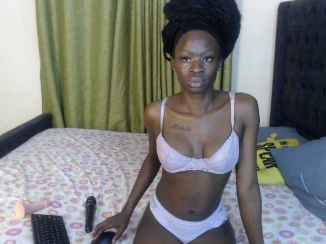 Kiara-Mia live cam on BongaCams