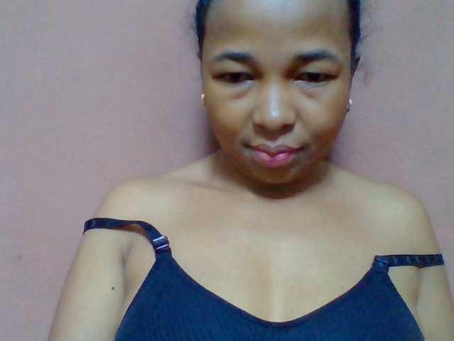 Tryciah1a live cam on BongaCams