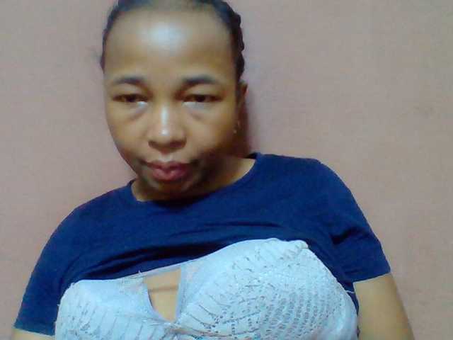 Tryciah1a live cam on BongaCams