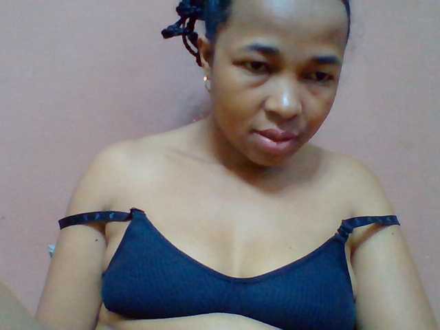 Tryciah1a live cam on BongaCams