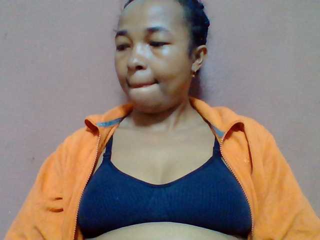 Tryciah1a live cam on BongaCams