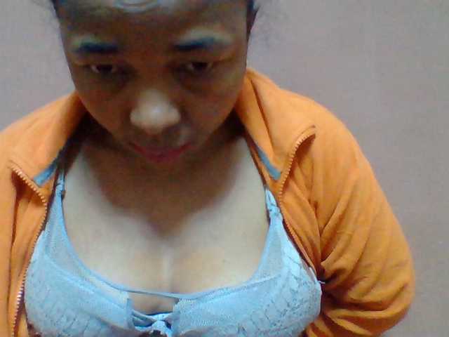 Tryciah1a live cam on BongaCams