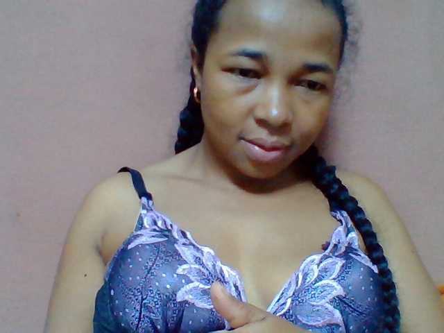 Tryciah1a live cam on BongaCams