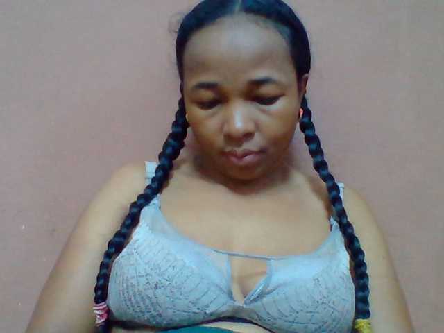 Tryciah1a live cam on BongaCams