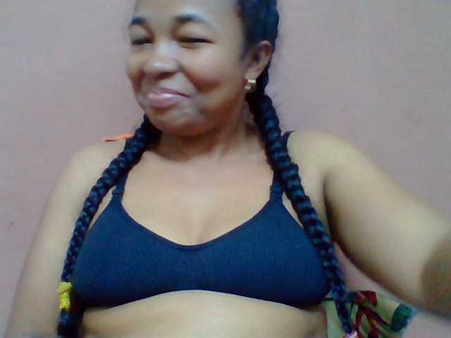 Tryciah1a live cam on BongaCams