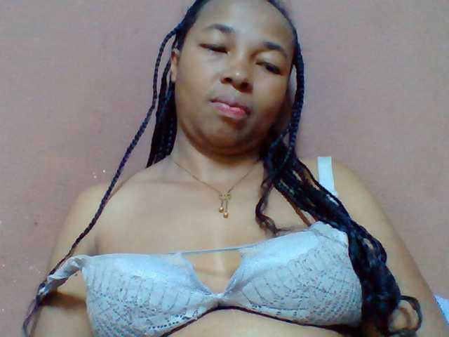 Tryciah1a live cam on BongaCams