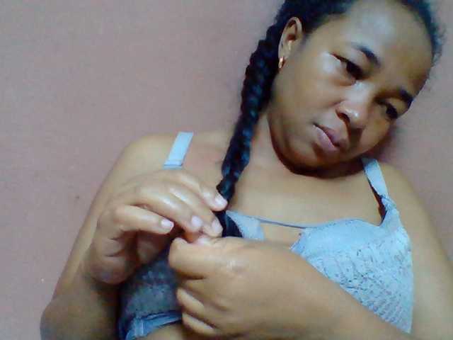 Tryciah1a live cam on BongaCams