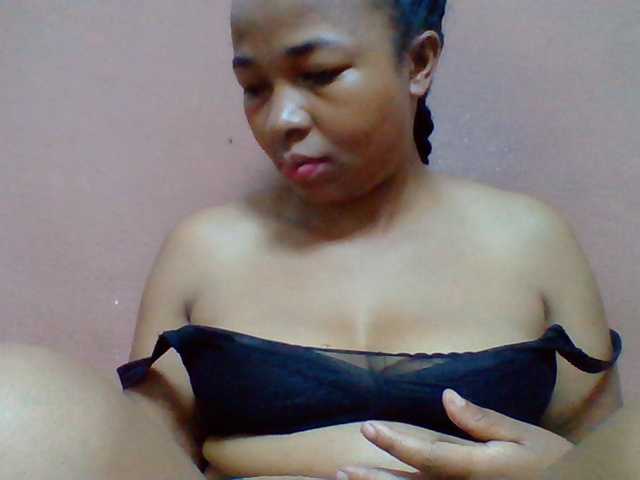 Tryciah1a live cam on BongaCams