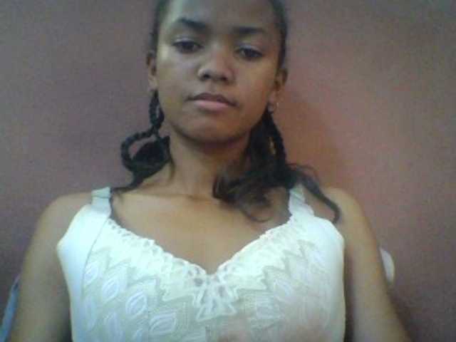 Laynah1a live cam on BongaCams