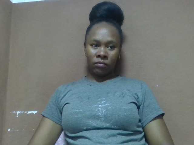 Elynah1a live cam on BongaCams