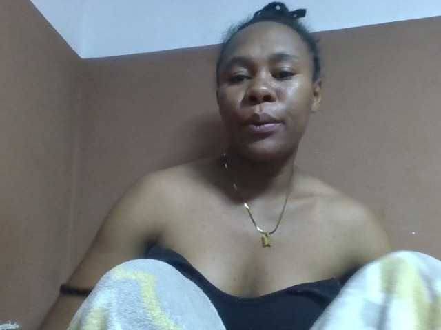 Elynah1a live cam on BongaCams