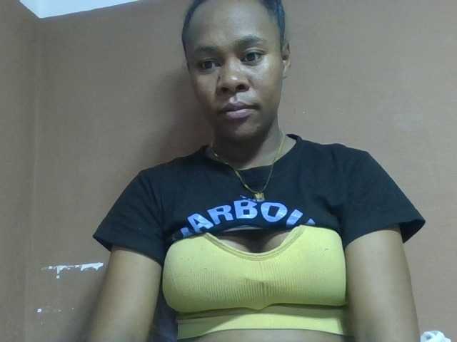 Elynah1a live cam on BongaCams