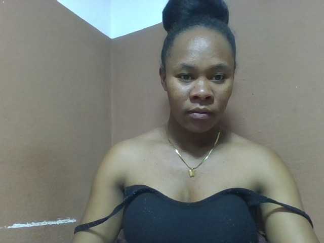 Elynah1a live cam on BongaCams