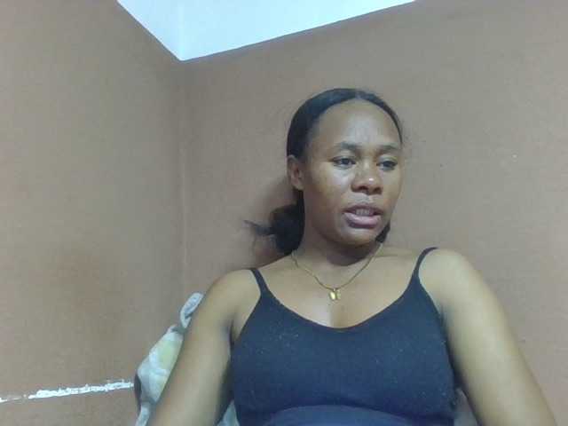 Elynah1a live cam on BongaCams