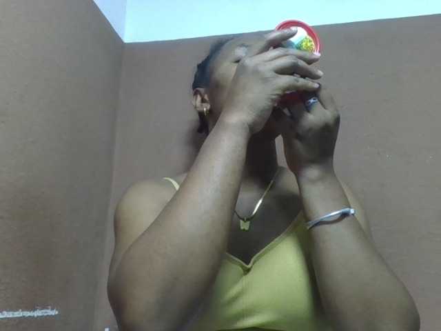 Elynah1a live cam on BongaCams