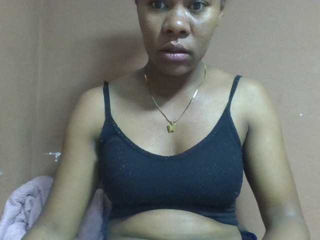 Elynah1a live cam on BongaCams