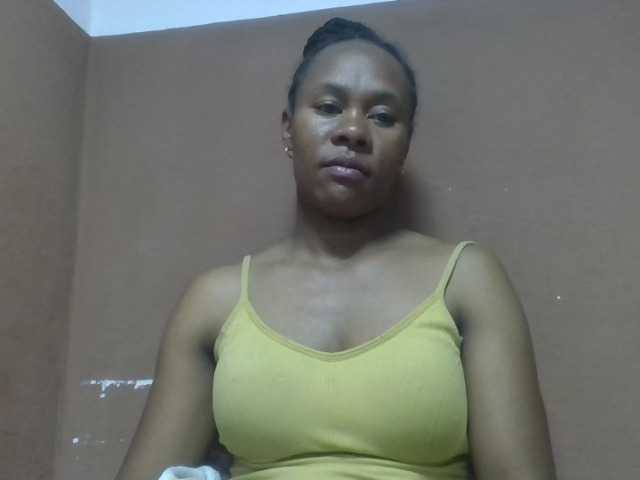Elynah1a live cam on BongaCams