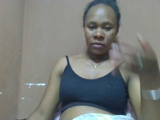 Elynah1a live cam on BongaCams