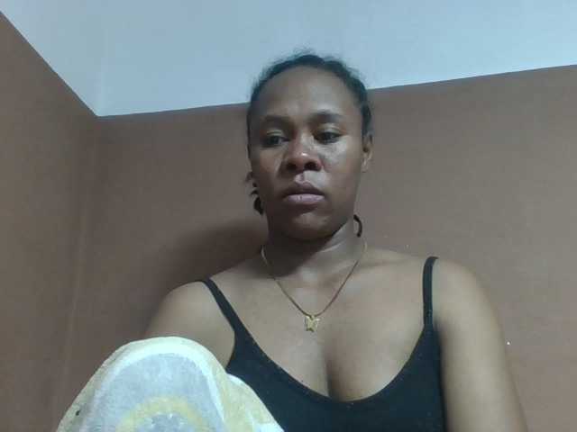 Elynah1a live cam on BongaCams