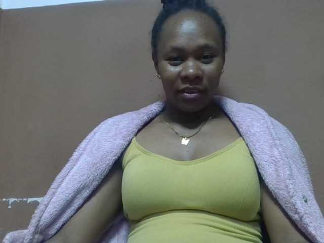 Elynah1a live cam on BongaCams
