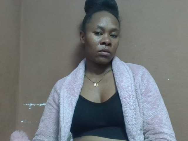 Elynah1a live cam on BongaCams