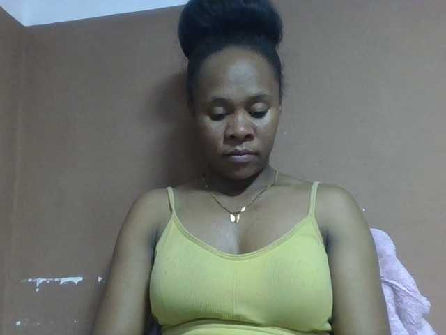 Elynah1a live cam on BongaCams