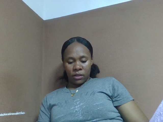 Elynah1a live cam on BongaCams